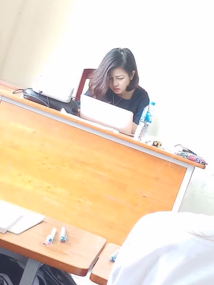 Vì cô giáo xinh như hotgirl nên đến ảnh chụp trộm thôi cũng đẹp lung linh không góc chết thế này đây!