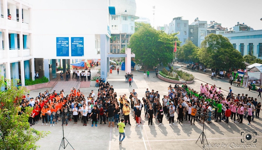 Khuôn viên trường rộng rãi giúp các bạn ấy tổ chức nhiều hoạt động tập thể.