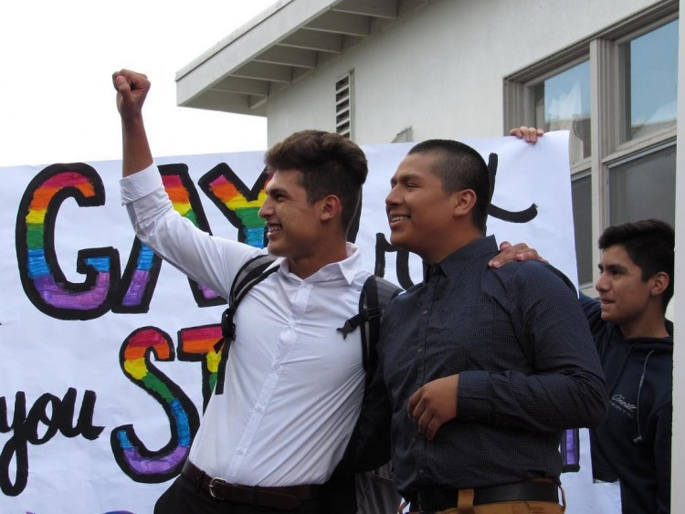 Hạnh phúc in dấu trên khuôn mặt hai chàng trai.