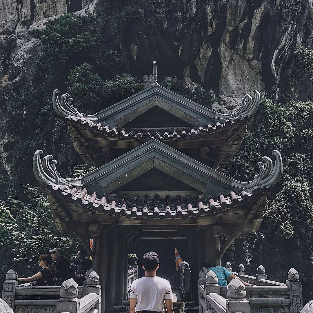 Ngoài phần hồ, động Am Tiên còn có Hang Tiền, Hang Muối từ thời vua Lê, vua Đinh để giữ của cải hay chùa động Am Tiên xưa cũ. (Ảnh: @junekain)