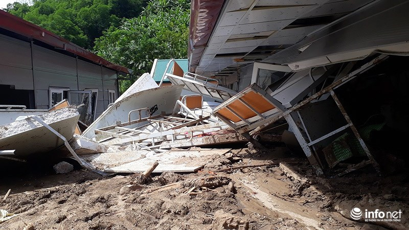 Hai khu nhà bán trú hư hỏng hoàn toàn do sạt lở đất đá.