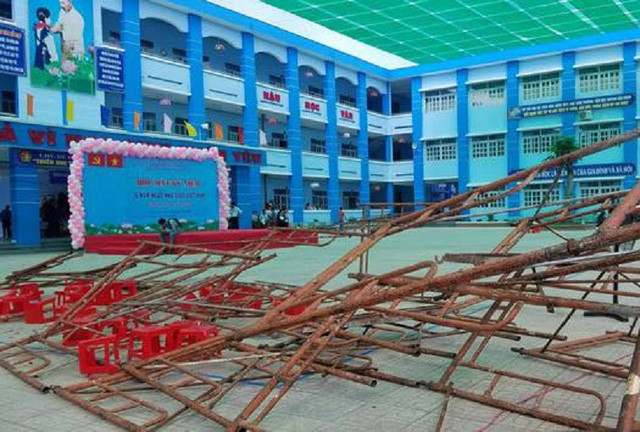 Hiện trường vụ sập giàn giáo xảy ra tại trường Huỳnh Văn Bánh