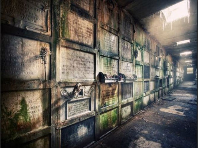 La Crypte Des Fleurs (Pseudonym), Brussels, Bỉ: Hầm mộ này gồm 3 đường hầm thông nhau nằm dưới một nhà nguyện nhỏ trong một nghĩa trang ở Bỉ. Nơi đây là địa điểm chôn cất của những người chết từ năm 1885 - 1978 và dường như đã bị bỏ hoang trong nhiều thập kỷ.