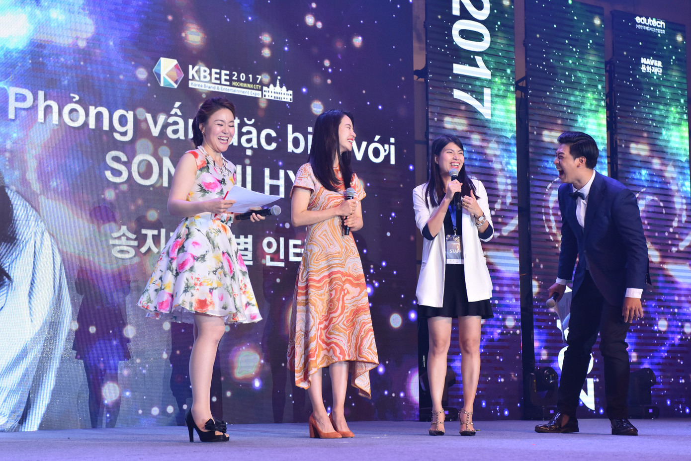 Cộng đồng fan Việt Nam và iKON, Gấu KRUNK,... vui mừng gặp nhau tại "KBEE 2017" ảnh 4