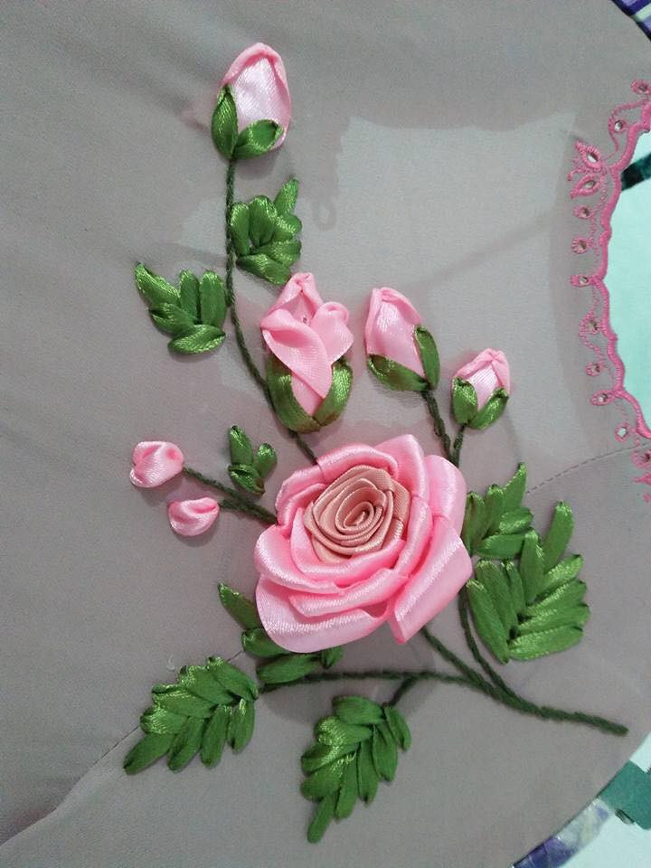 Hoặc thêu trên áo dài trắng cũng rất ấn tượng nè!