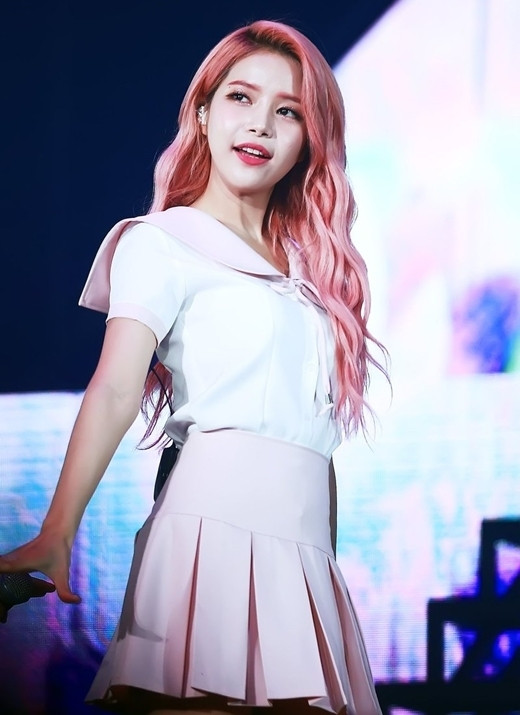 Solar (Mamamoo) có đôi mắt hai mí không chỉ to mà đuôi mắt còn rất dài, giúp cô nàng luôn hút hồn fan qua từng ánh nhìn.