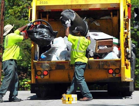 Một cậu bé tưởng rằng những người thu gom rác chỉ phải làm việc vào một buổi chiều trong tuần mà thôi.