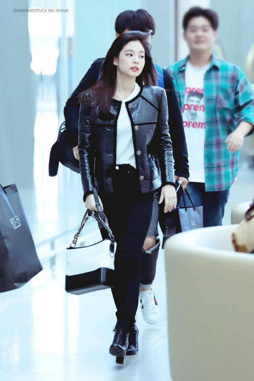 Trước đó, khi lên đường sang Paris dự tuần lễ thời trang, Jennie cũng đốn tim người hâm mộ với set đồ đen trắng. Dù diện trang phục đơn giản nhưng mỹ nhân YG vẫn khiến fan choáng ngợp với khí chất tiểu thư, 
