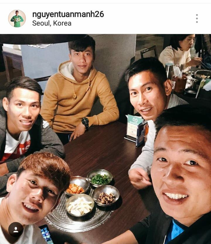 Trong khi đó, một số tuyển thủ như Tuấn Mạnh, Quốc Chí, Minh Vương,...lại chọn một nhà hàng nướng để dùng bữa.