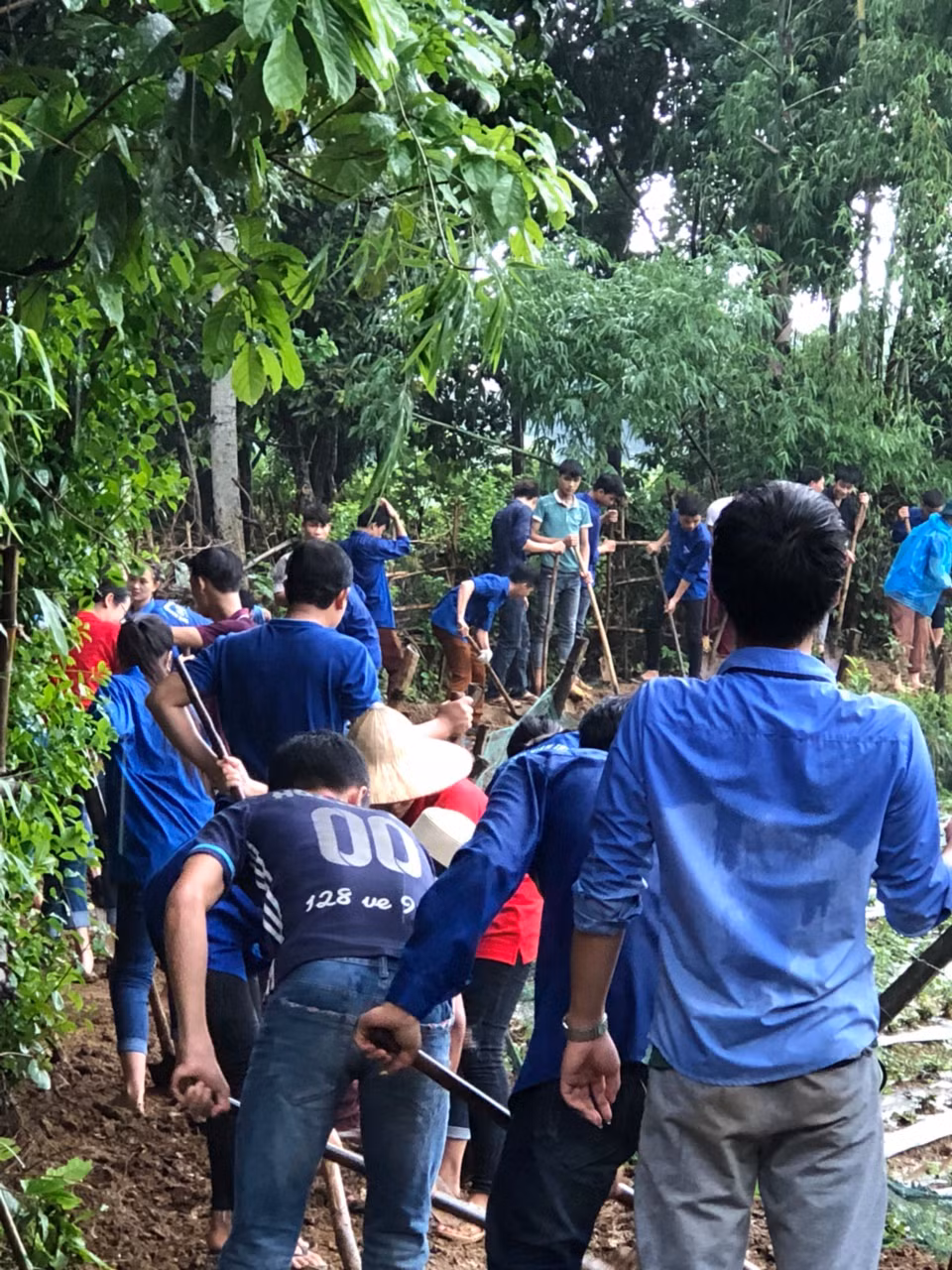 Các bạn sinh viên phối hợp cũng xã đoàn làm đường.