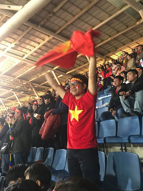 Anh Đỗ Quang Ba cổ vũ giữa Mỹ Đình. ẢNH: NHÂN VẬT CUNG CẤP