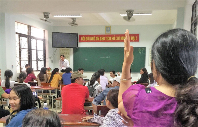 Lãnh đạo Sở GD-ĐT Quảng Bình họp với các phụ huynh vào chiều tối 3/6 để xin lỗi và tìm hướng xử lý sự cố giám thị ký nhầm ô trên bài thi ngữ văn. ẢNH: C.T.V