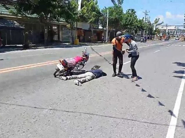 Jeffrey giả vờ bị tai nạn để cầu hôn.