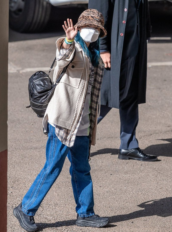 Trái ngược với gu thời trang chất lừ trên sân khấu, IU đời thường khá giản dị, đôi lúc còn hơi xuề xòa. Quần jeans, giày thể thao và mũ bucket là những items không thể thiếu của cô nàng.