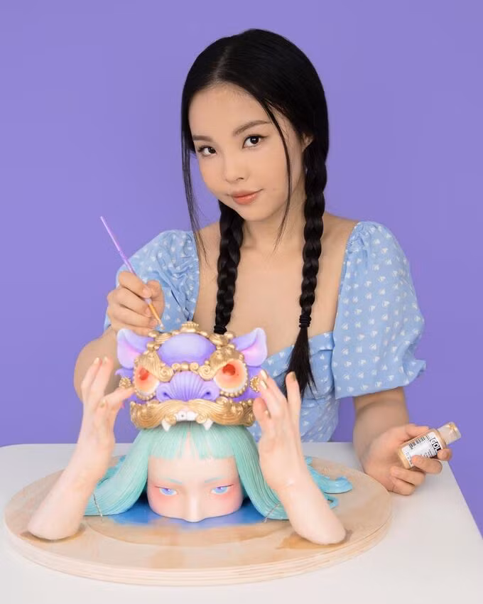 Tina thường quay video, chia sẻ những kiến thức hội họa đến mọi người. Cô cũng thường xuyên khoe tác phẩm trên trang cá nhân. Mỗi bức ảnh của cô đều thu về hàng chục nghìn lượt yêu thích và bình luận.