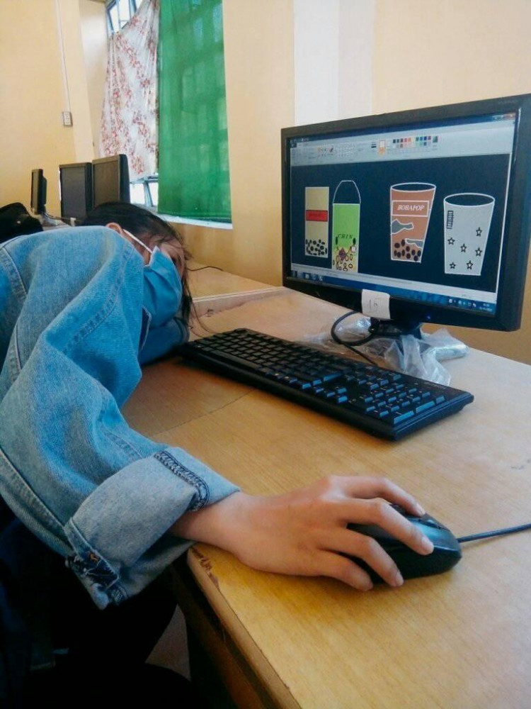 Nằm chăm chú ngắm thành phẩm của mình.