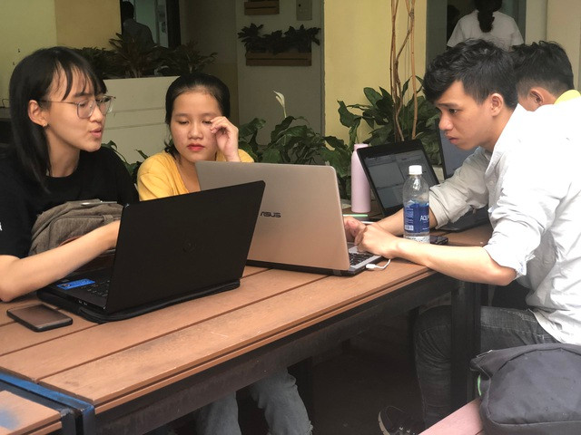 Sinh viên trường ĐH Kinh tế TPHCM trong không gian tự học ngoài giờ trên lớp.