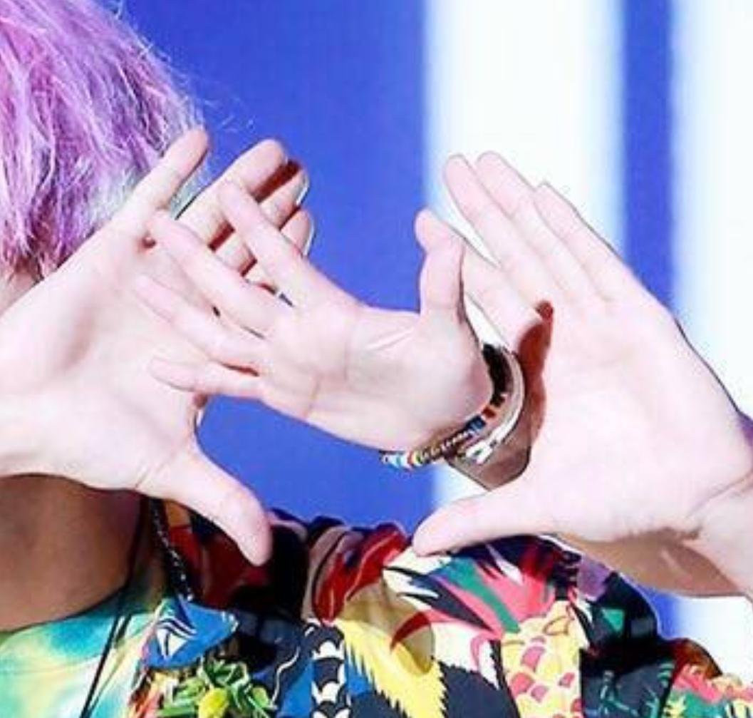 Bàn tay của người bình thường sẽ hóa tí hon khi ở cạnh Chanyeol ngay.