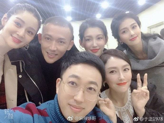 Hãy nhìn kĩ cằm của Nhiếp Viễn trong tấm ảnh này.