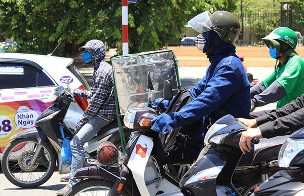 Đàn ông cũng phải khẩu trang, áo chống nắng...