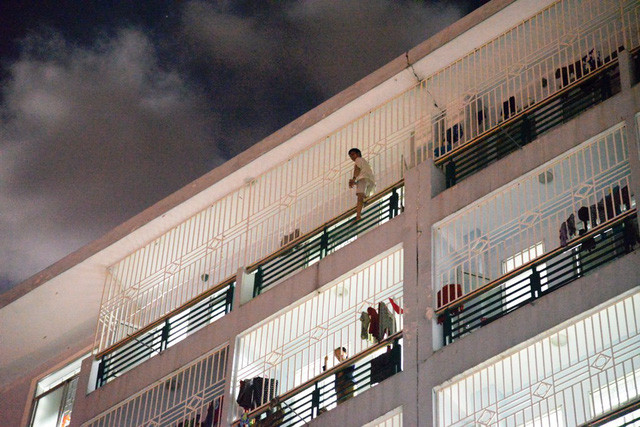 Ông N. leo ra ngoài lan can tầng 7 bệnh viện Đa khoa Quảng Ngãi với ý định tự tử.