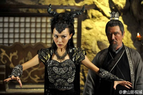 Đường Yên có thù oán gì với đội tạo hình phim Hiên viên kiếm hay không khi từ trang phục đến trang điểm đều lật tẩy hết nhược điểm của cô thế này. Nhiều khán giả còn bảo nhìn Đường Yên như Ngưu ma vương vậy đó.