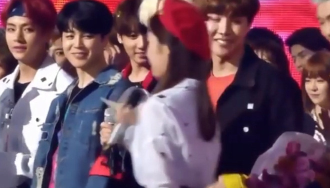 Càng đào lại những dịp BTS và Red Velvet cùng chung sân khấu, fan K-Pop lại gặp những khoảnh khắc tình bể bình này. Đừng quên là trước đây, Kang Daniel cũng luôn dành những ánh nhìn trìu mến về phía Jihyo (TWICE) đấy, và sau đó thì cặp đôi bị phát hiện hẹn hò luôn.