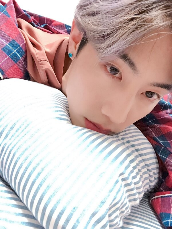 Những idol ngoại quốc khiến K-Pop fan ngạc nhiên vì viết tiếng Hàn quá đẹp! ảnh 1