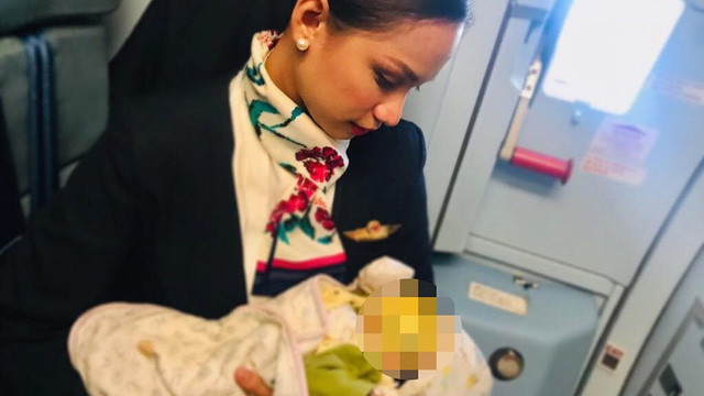 Nữ tiếp viên hành không cho con của hành khách bú trên máy bay. Nữ tiếp viên hành không cho con của hành khách bú trên máy bay.