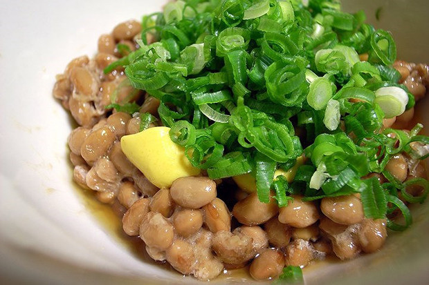 Natto, món ăn đến từ nước Nhật là đậu nành lên men, thường được ăn kèm với nước tương và mù tạt karashi. Nó được biết đến với mùi vị rất nồng, nhầy nhụa, dính.