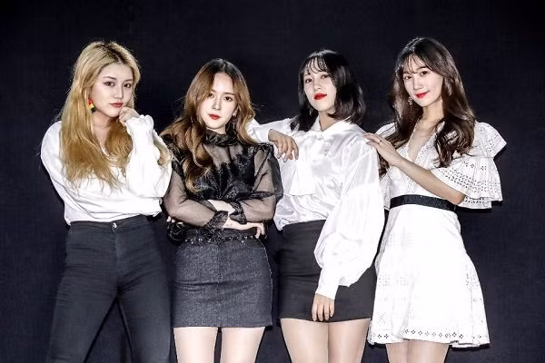 Cô nàng váy trắng có chiều cao vượt trội chính là Seoyeon.