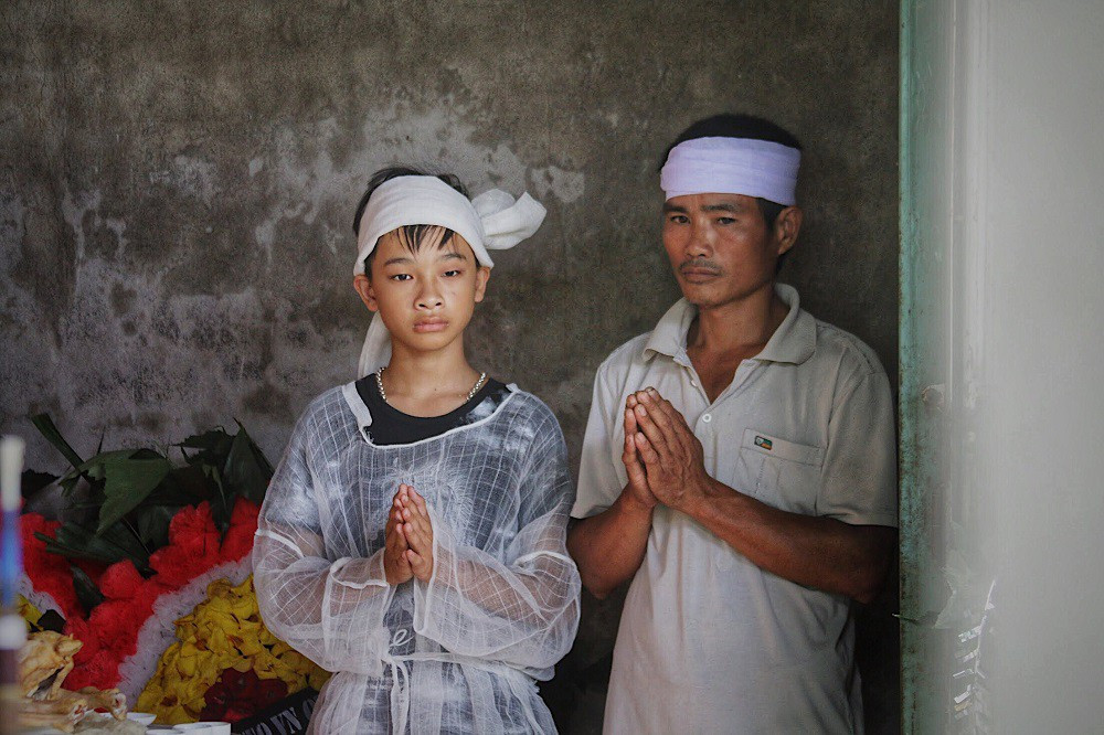 Khuôn mặt non nớt không giấu nổi sự mệt mỏi, đau buồn của Công.