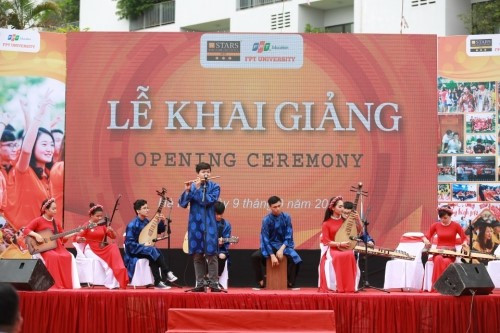 Màn biểu diễn Nhạc cụ dân tộc của thầy và trò.