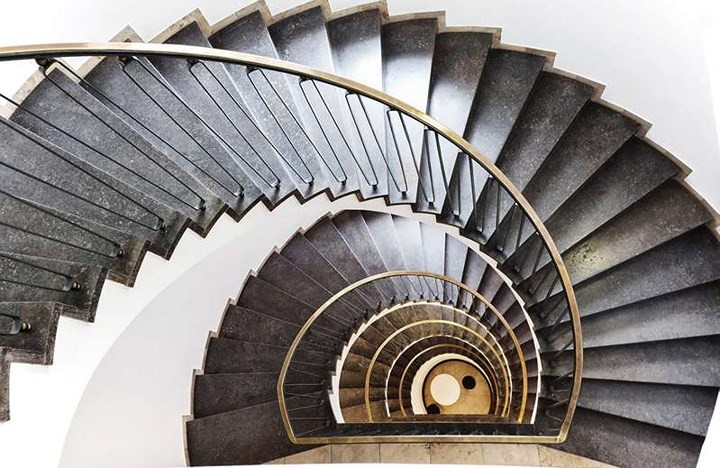 "Những bức ảnh cầu thang hay những công trình kiến trúc cận cảnh có lẽ là thứ cuối cùng người ta nghĩ đến nếu nhắc đến những chủ đề thú vị trong nhiếp ảnh. Tuy nhiên, những chiếc cầu thang cũng được tạo nên từ các chất liệu khác nhau và có hình dạng vô cùng phong phú".