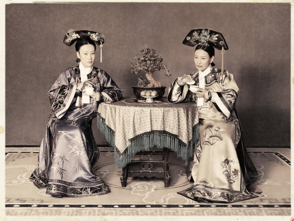 Cảnh Nhân Cung Hoàng hậu và Hi quý phi (tức Thái hậu hiện tại). Hai đối thủ "một mất một còn" thời Ung Chính.