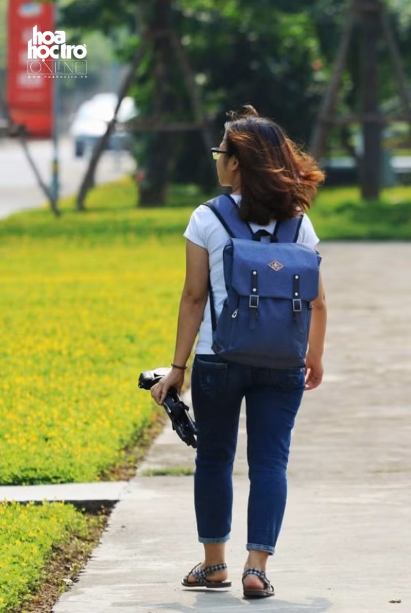 Bất chấp tiết trời nắng nóng, nhiều bạn sinh viên học Báo chí vẫn dành hết tâm huyết của mình để tác nghiệp, trau dồi chuyên môn.