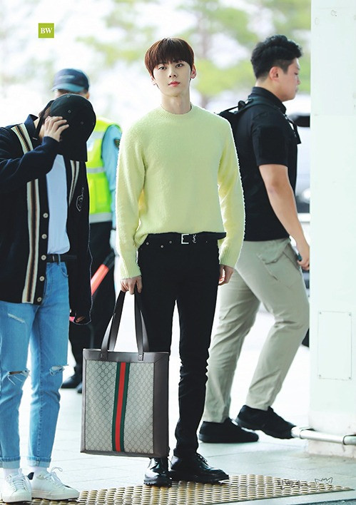 Đi theo hình mẫu gần gũi, ấm áp, Minhyun ưu tiên những mẫu áo len màu sáng, kết hợp gọn gàng với quần jeans.