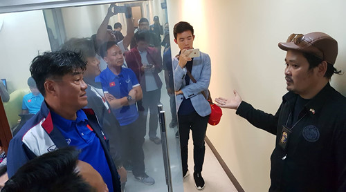 Nhân viên an ninh sân bay đang trình bày với trưởng đoàn Dương Vũ Lâm (bìa trái). Ảnh: QUỐC VIỆT