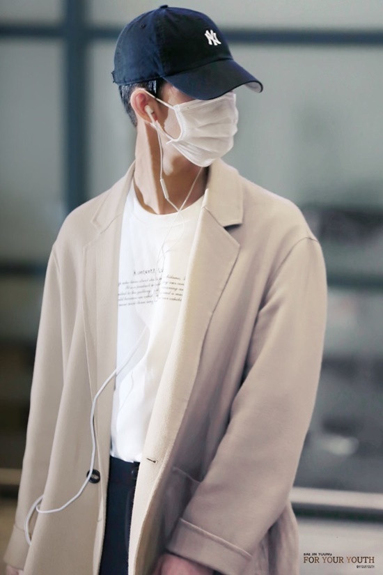 Bae Jin Young chỉ cần đội thêm mũ lưỡi trai là đã thành màn ngụy trang hoàn hảo khi chẳng ai có thể nhận ra anh chàng.