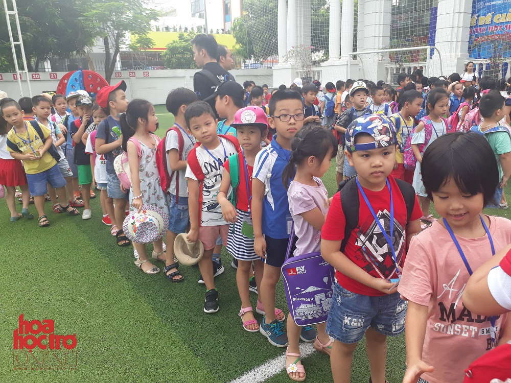 Các bạn nhỏ khối 1 tập trung tại trường từ sớm, háo hức trước chuyến đi tới khu du lịch sinh thái Bản Rõm.