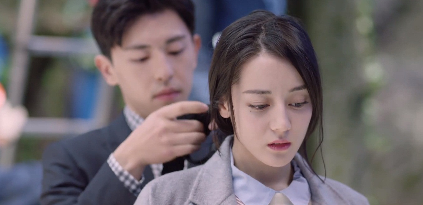 Kích cỡ bàn tay của Đặng Luân ngang ngửa gương mặt của Địch Lệ Nhiệt Ba luôn này.