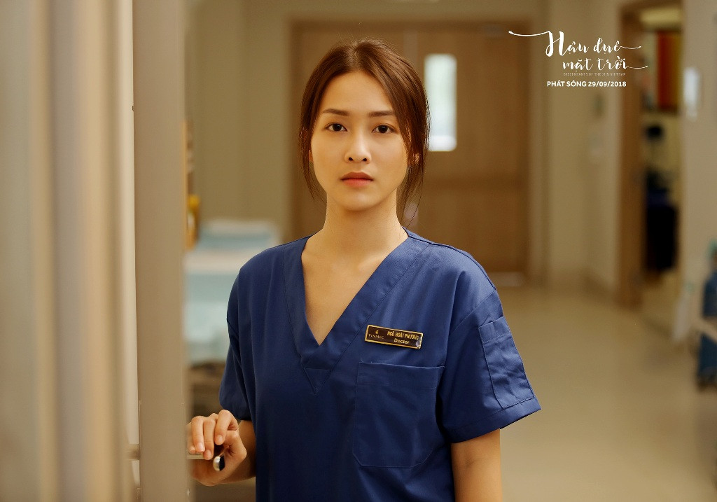 Khả Ngân trong vai bác sĩ Hoài Phương