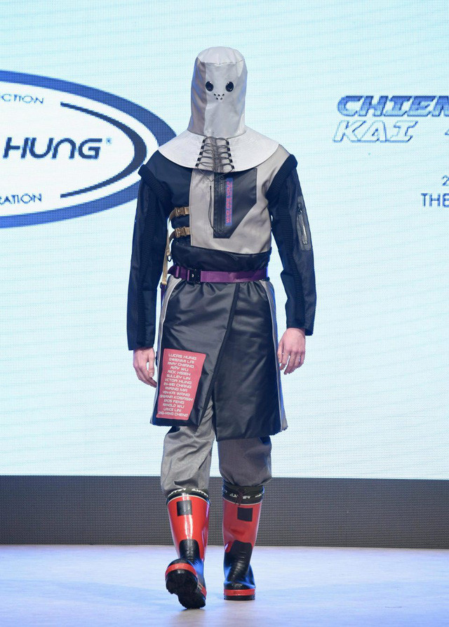 Người mẫu này hẳn phải rất khó khăn để nhìn thấy rõ tuyến catwalk của mình.