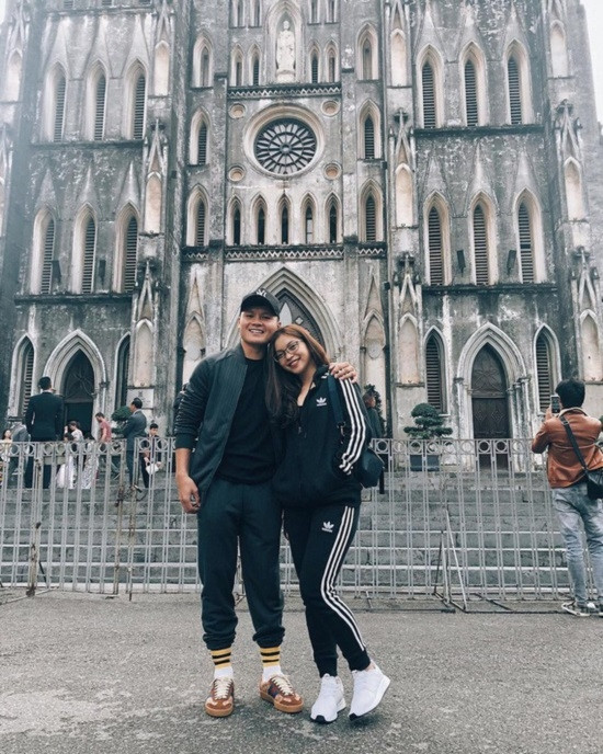 Chiếc mũ hiệu Gucci với giá ~ 12 triệu đồng cũng được anh chàng sắm cho mình.