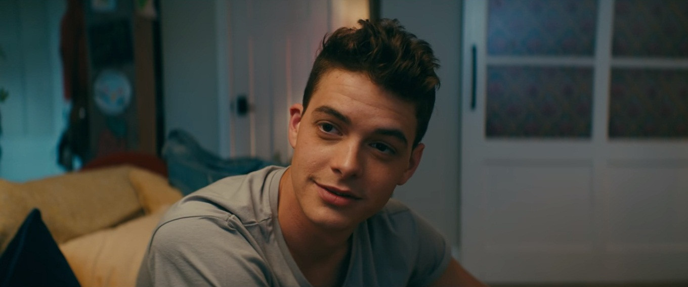 nhưng ngoài đời cô bé lại chọn Josh Sanderson.