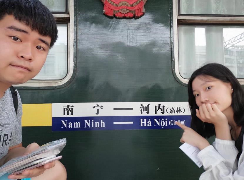 Cặp vợ chồng trẻ Trung Quốc nghỉ việc để đi du lịch. Ảnh: Sixth Tone. Cặp vợ chồng trẻ Trung Quốc nghỉ việc để đi du lịch. Ảnh: Sixth Tone.