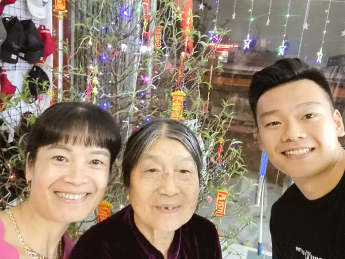 Hậu vệ Nguyễn Thành Chung bên bà và mẹ. Dưới bài đăng, nam cầu thủ bị Đình Trọng "troll": "Bà là đẹp nhất, nhưng Chung-xê-hát xấu quá".