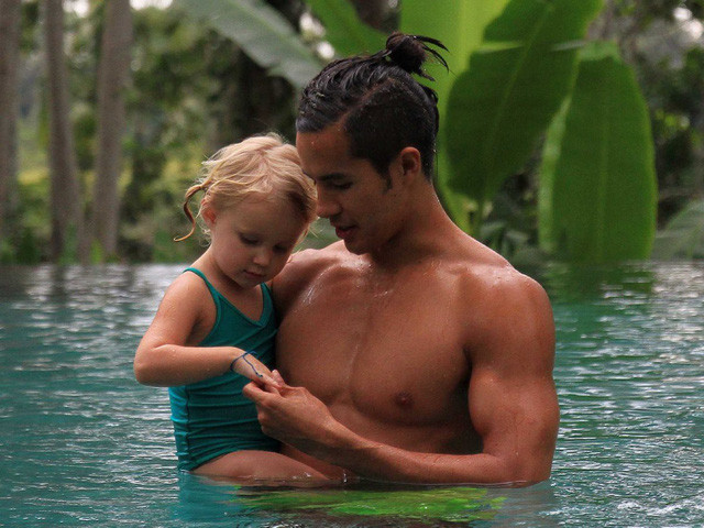 Khoảng khắc triệu phú Gee vui đùa bên con gái.