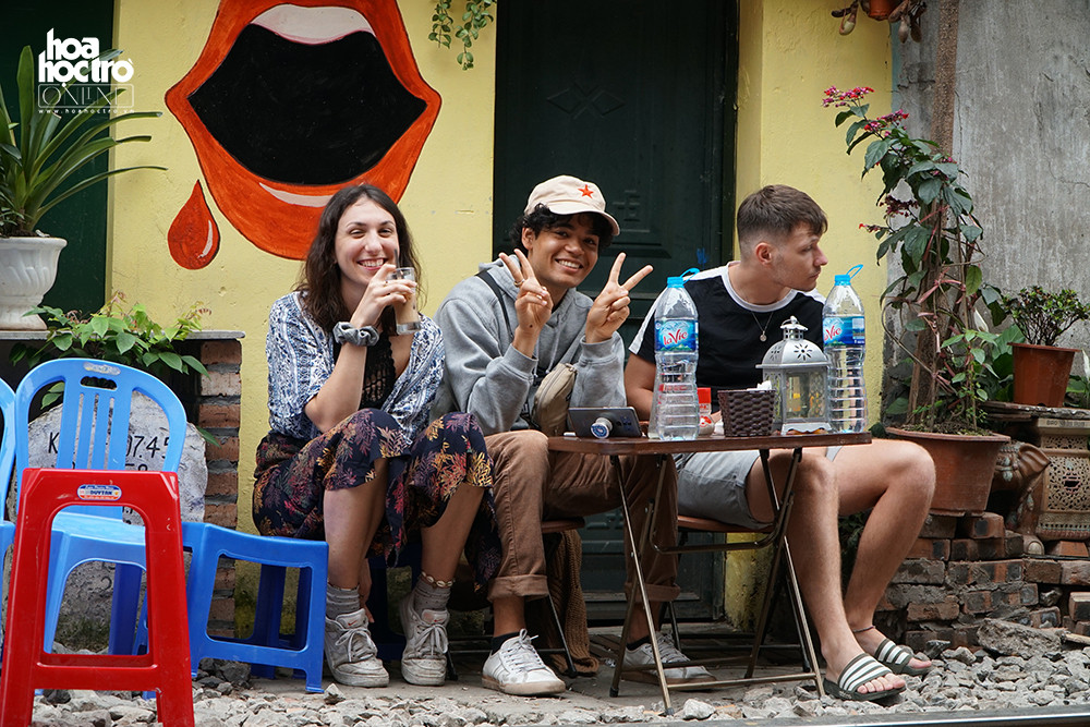 Những bước tường được trang trí một cách rất độc đáo, mới lạ nhưng vẫn mang sự mộc mạc, giản dị của văn hóa Việt Nam.