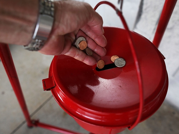 Thường thì mọi người sẽ thả những đồng xu lẻ vào thùng quyên góp.